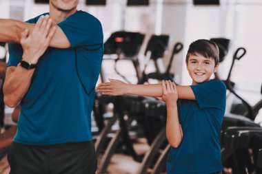 Genç baba ve oğul eğitim salonunda için hazırlanıyor. Sağlıklı yaşam konsepti. Spor ve eğitim kavramları. Modern spor kulübü. Spor donatımı. Aile spor. Koşu izler. Anne-baba ile çocuk.