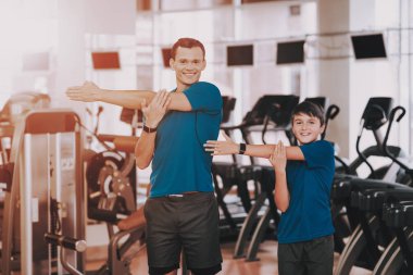 Genç baba ve oğul eğitim salonunda için hazırlanıyor. Sağlıklı yaşam konsepti. Spor ve eğitim kavramları. Modern spor kulübü. Spor donatımı. Aile spor. Koşu izler. Anne-baba ile çocuk.