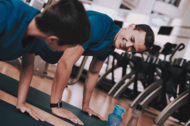 Genç baba ve oğul spor kulübü egzersizleri yapıyor. Sağlıklı yaşam konsepti. Spor ve eğitim kavramları. Modern spor kulübü. Spor donatımı. Aile spor. Koşu izler. Anne-baba ile çocuk.