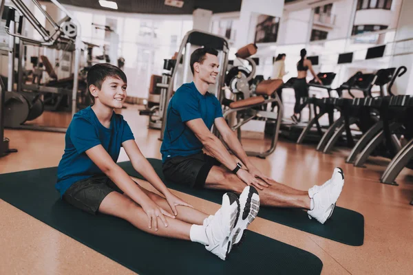 Young Father Son Doing Exercises Sport Club Inglés Concepto Estilo — Foto de Stock