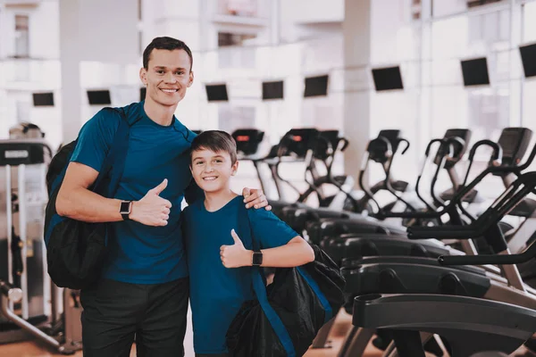 Padre Hijo Jóvenes Cerca Las Cintas Correr Gimnasio Moderno Concepto — Foto de Stock