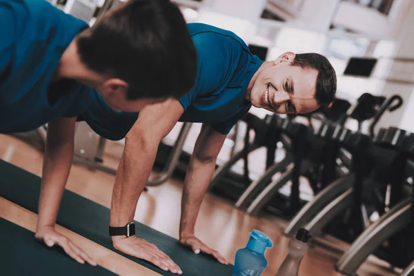 Genç baba ve oğul spor kulübü egzersizleri yapıyor. Sağlıklı yaşam konsepti. Spor ve eğitim kavramları. Modern spor kulübü. Spor donatımı. Aile spor. Koşu izler. Anne-baba ile çocuk.