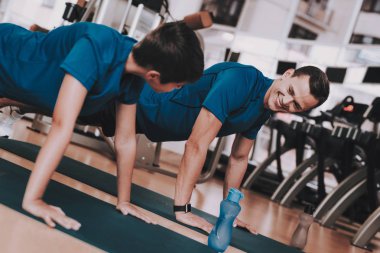 Genç baba ve oğul spor kulübü egzersizleri yapıyor. Sağlıklı yaşam konsepti. Spor ve eğitim kavramları. Modern spor kulübü. Spor donatımı. Aile spor. Koşu izler. Anne-baba ile çocuk.