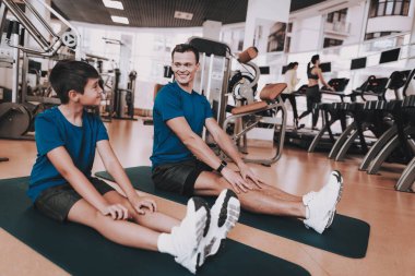 Genç baba ve oğul spor kulübü egzersizleri yapıyor. Sağlıklı yaşam konsepti. Spor ve eğitim kavramları. Modern spor kulübü. Spor donatımı. Aile spor. Koşu izler. Anne-baba ile çocuk.