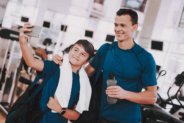 Young Father Son Taking Selfie Treadmills Modern Gym Inglés Concepto — Foto de Stock