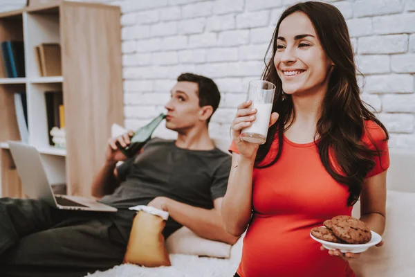 Couple Est Assis Sur Canapé Femme Boit Lait Mange Cookie — Photo