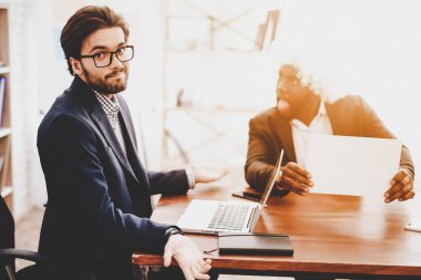 Beyaz peruk Office toplantıda iş adamı. Nisan bir gün. Ofiste iş adamı. Nisan şakaları. Çılgın bir gün. Office içinde laptop. Toplantı işçilerin. Tatil ve kutlama kavramı.