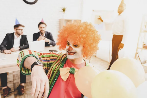 Junger Mann Clownskostüm Bei Einem Treffen Büro Handaufpassen Clown Mit — Stockfoto
