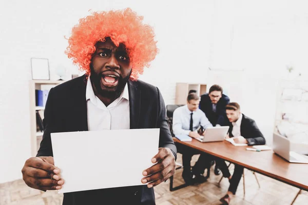 Człowiek Pomarańczowy Wig Spotkanie Biznesowe Biurze April Fools Day Biznesmen — Zdjęcie stockowe