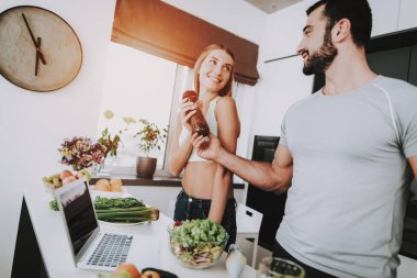 Bir çift için bir kahvaltı bir yemek hazırlanıyor. Sebze kokteyli. Sağlıklı yaşam konsepti. Birlikte yemek. Sportif Athele. Genç ve güzel. Taze besin. Holiday Leisure.