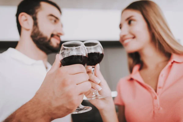 Hombre Una Mujer Beben Vino Cocina Tienen Copas Vino Sus — Foto de Stock