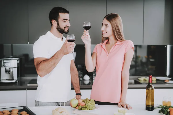 快乐的家庭在厨房 喝葡萄酒的概念 浪漫的约会在厨房 快乐的甜心 快乐在一起 美丽的时刻 伟大的假期 — 图库照片