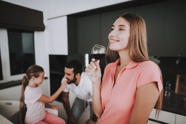 Happy Family Keuken Het Drinken Van Wijn Concept Dochter Vader — Stockfoto