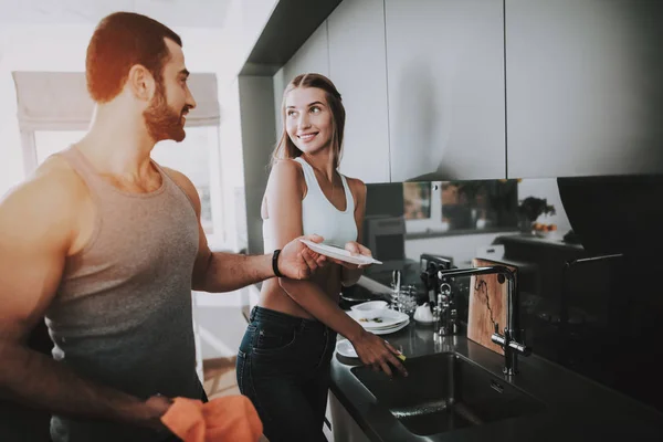 运动中的情侣正在厨房洗碗 餐具清洗 一起工作 家庭生活 水槽中的餐具 闪亮的厨房 休闲度假 周末活动 — 图库照片