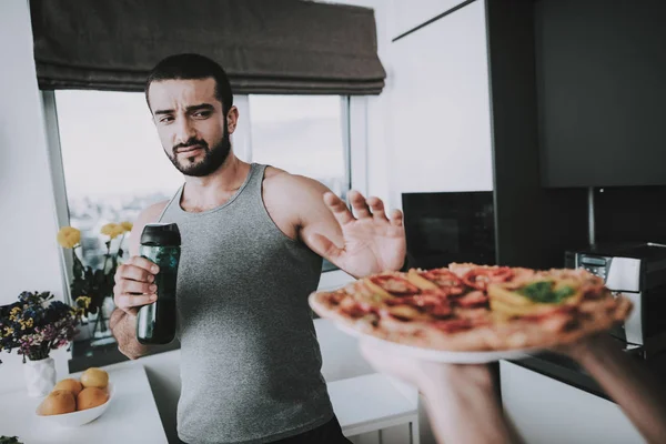 Sportieve Man Weigeren Vriendin Nemen Van Junkfood Een Beslissing Nemen — Stockfoto