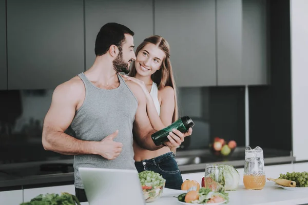 Sportig Par Kök Grönsaker Cocktail Hälsosam Livsstilskoncept Laga Mat Tillsammans — Stockfoto