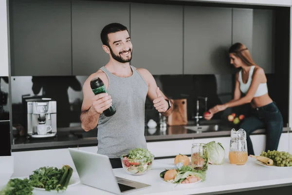 Sportieve Paar Keuken Fruit Cocktail Gezonde Levensstijl Concept Samen Koken — Stockfoto