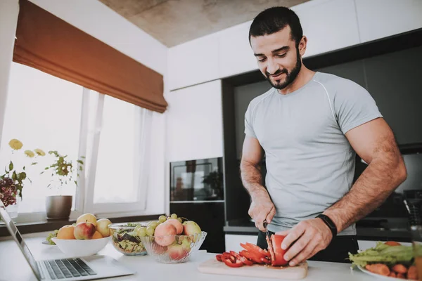 Atletische Meisje Staat Keuken Koken Concept Gezonde Levensstijl Jong Knap — Stockfoto