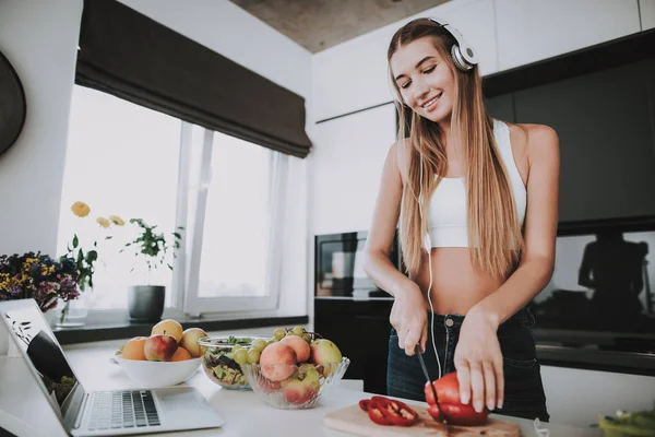 Girl Cooking Listen Music Headphones Healthy Lifestyle Young Handsome Sport — Stock Photo, Image