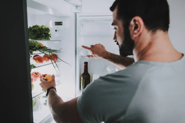 Спортивный Человек Забирает Овощи Холодильника Концепция Кухни Молодой Симпатичный Спортивное — стоковое фото