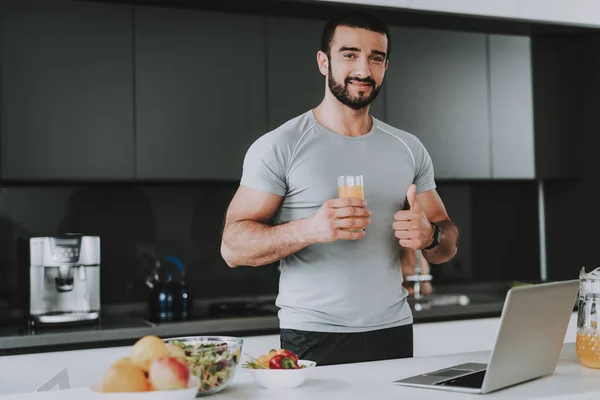 Athletic Man Fica Cozinha Conceito Posante Estilo Vida Saudável Jovem — Fotografia de Stock