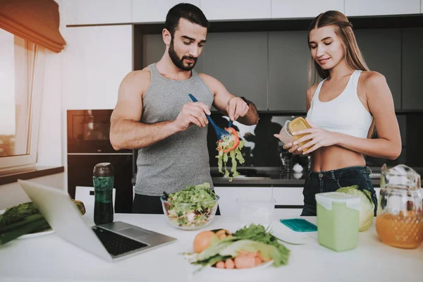 Bir Çift Bir Salata Bir Kahvaltı Için Hazırlanıyor Birlikte Yemek — Stok fotoğraf