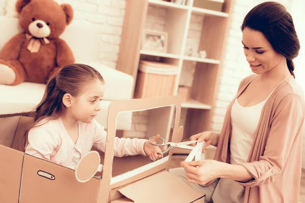 Mädchen Pappauto Sitzend Entwicklung Von Kindern Mutter Und Tochter Spielen — Stockfoto