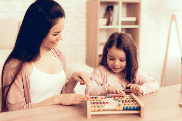 Mulher Ensina Menina Jogos Educativos Aprendendo Criança Casa Cubos Puzzles — Fotografia de Stock