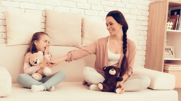 Madre Buon Divertimento Con Figlia Giochi Bambini Casa Riposa Casa — Foto Stock