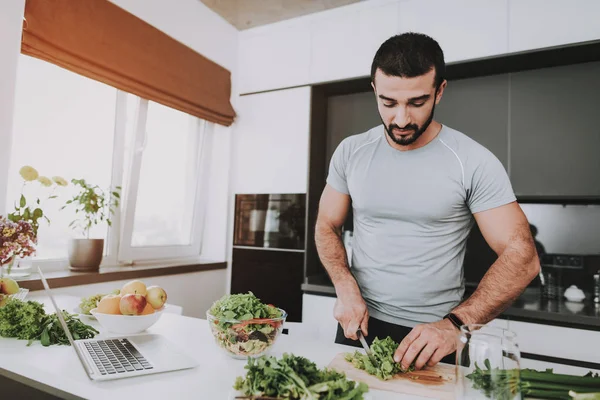Atletický Muž Připravuje Salát Snídani Vaření Koncept Zdravý Životní Styl — Stock fotografie