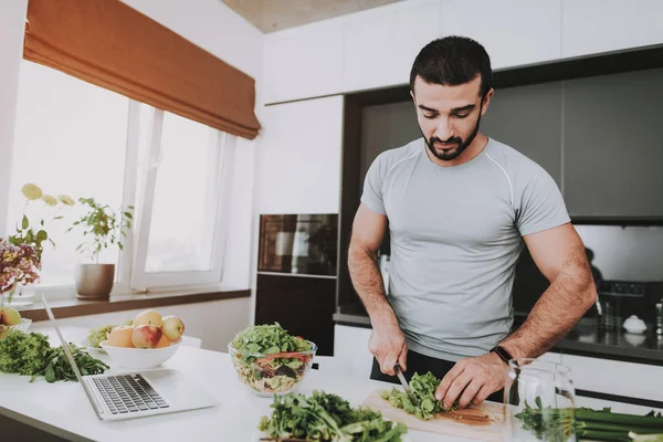 Atlético Está Preparando Salada Para Café Manhã Conceito Culinária Estilo — Fotografia de Stock