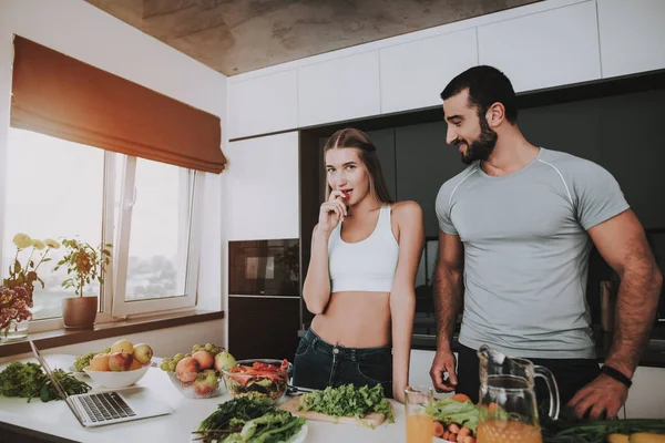 Casal Está Preparando Uma Salada Para Café Manhã Cozinhar Juntos — Fotografia de Stock