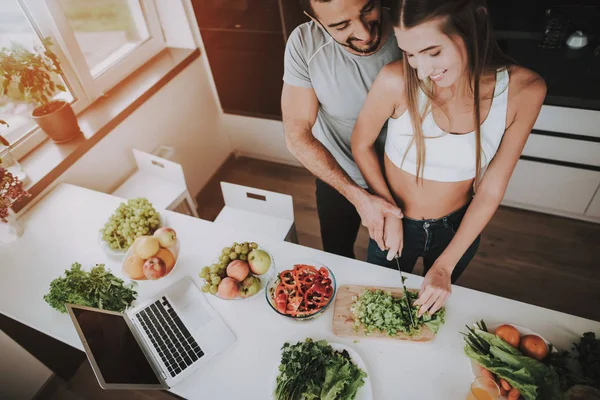 Ett Par Förbereder Sallad För Frukost Matlagning Tillsammans Hälsosam Livsstil — Stockfoto