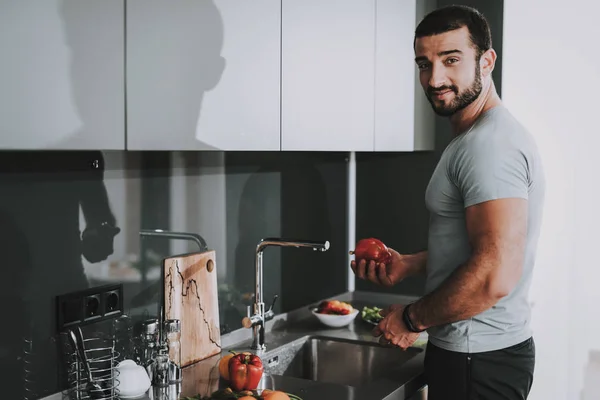 Homem Atlético Está Lavando Legumes Cozinha Estilo Vida Saudável Jovem — Fotografia de Stock