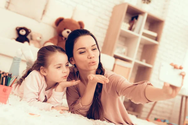 Faz Beijo Pela Selfie Descanse Casa Desenvolvimento Infantil Mãe Filha — Fotografia de Stock