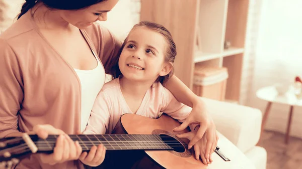 Juego Niños Desarrollo Infantil Mamá Hija Juegan Feliz Mamá Niño — Foto de Stock