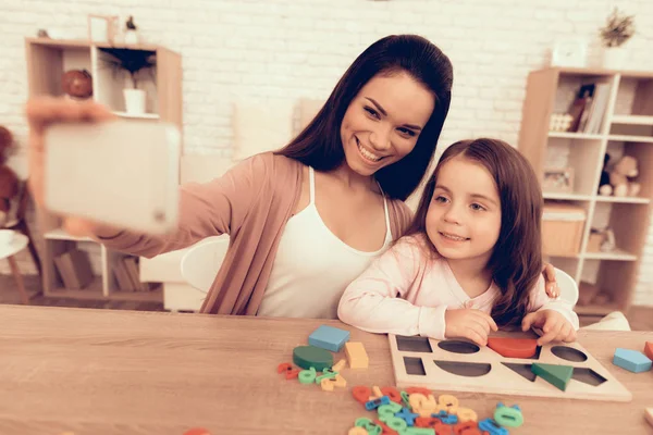 Madre Insegna Figlia Giochi Educativi Imparare Bambino Casa Prendi Selfie — Foto Stock