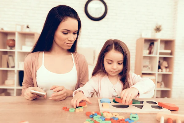 母亲教女儿 教育游戏 在家学习孩子 立方体和谜题 儿童发展 儿童板游戏 儿童现代学习 播放多维数据集 木制数字和板材 — 图库照片