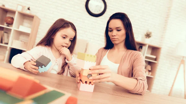 Madre Insegna Figlia Giochi Educativi Cubi Colori Imparare Bambino Casa — Foto Stock