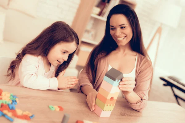 Mãe Ensina Filha Jogos Educativos Aprendendo Criança Casa Construa Casa — Fotografia de Stock