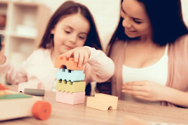 Mãe Ensina Filha Jogos Educativos Aprendendo Criança Casa Custo Casa — Fotografia de Stock