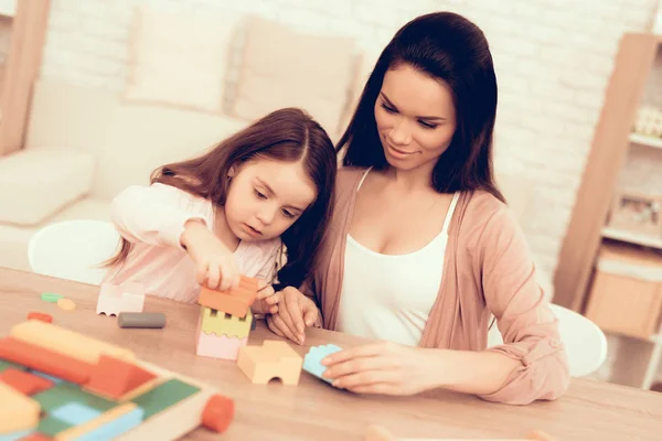 Mutter Lehrt Tochter Lernspiele Lernkind Hause Haus Aus Würfeln Bauen — Stockfoto