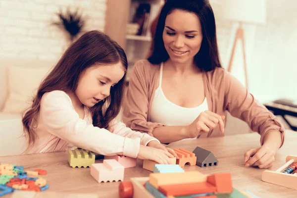 Mãe Ensina Filha Jogos Educativos Aprendendo Criança Casa Custo Casa — Fotografia de Stock