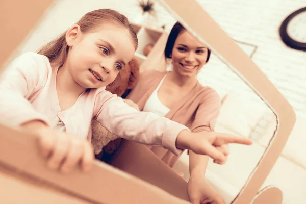 Rolls Girl Cardboard Car Sviluppo Del Bambino Mamma Figlia Giocano — Foto Stock