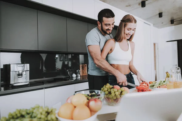 A Couple Is Preparing A Salad For A Breakfast. — Stock Photo, Image