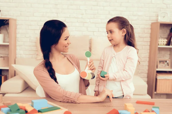 Mulher e filha jogar jogos de aprendizagem em casa . — Fotografia de Stock