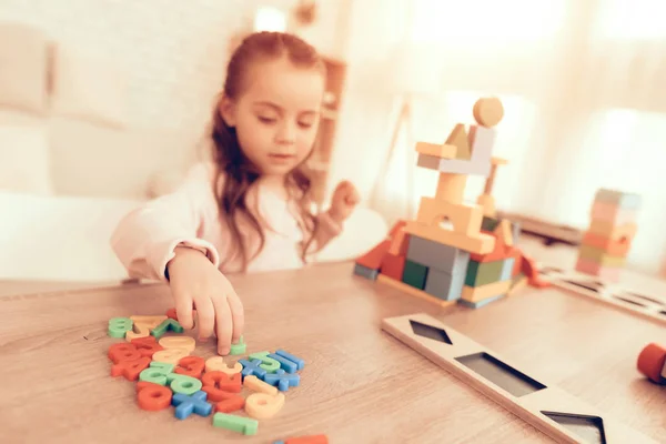 Liten flicka med leksak siffror för grundskolan — Stockfoto