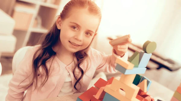 Sorridente bambina che gioca con i cubi sul tavolo . — Foto Stock