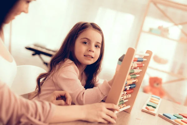 Menina com simulador para contar em mãos . — Fotografia de Stock