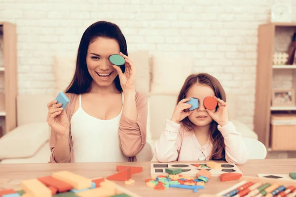 Mother Teaches Daughter Educational Games Learning Child Home Cubes Puzzles — Stock Photo, Image